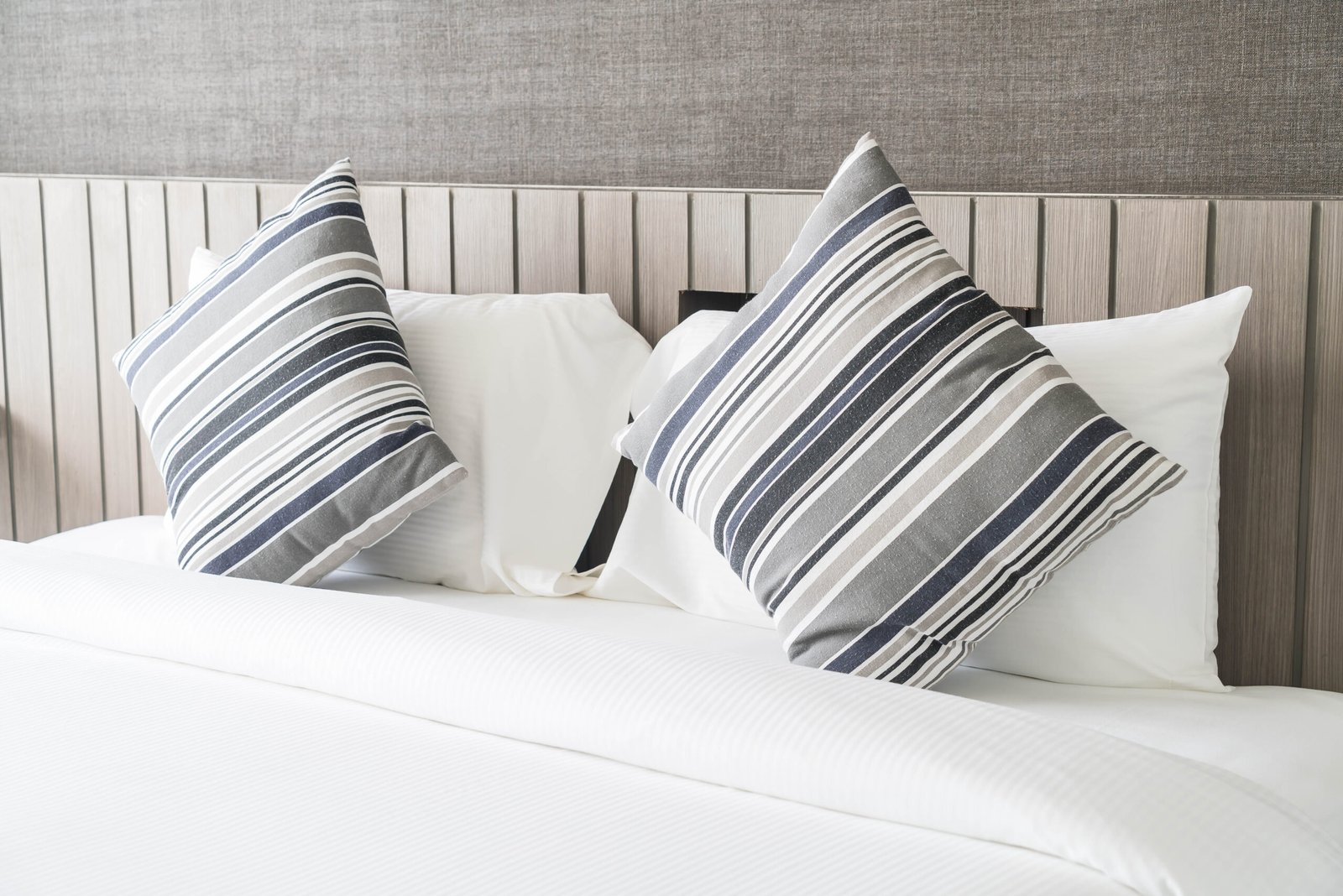 ¿Canapé abatible o base tapizada? Encuentra la solución ideal para tu dormitorio.